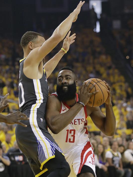 Pemain Rockets, James Harden (kanan) mencoba melewati adangan Stephen Curry during  pada gim keempat final NBA basketball Wilayah Barat di Oracle Arena, Oakland (22/5/2018). Rockets menang 95-92. (AP/Marcio Jose Sanchez)
