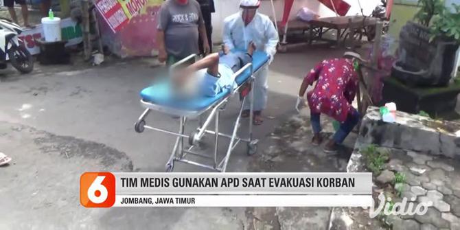 VIDEO: Petugas Medis Pakai APD Evakuasi Seorang Pria yang Pingsan di Jalan