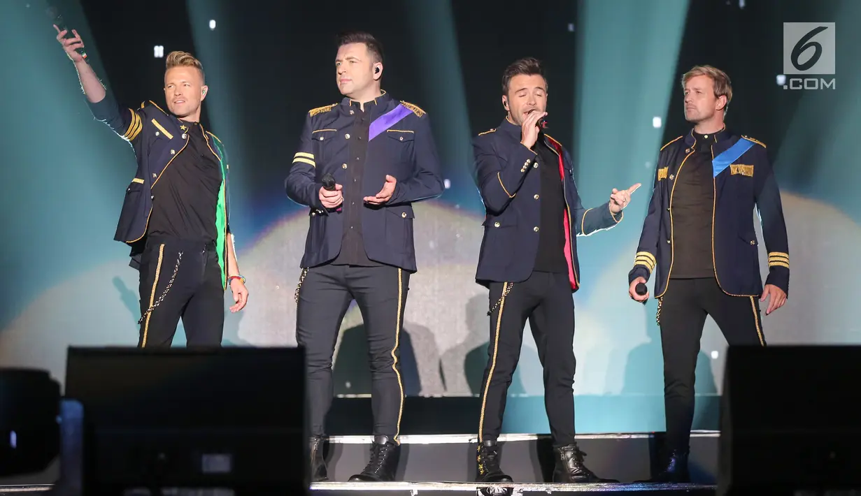 Personel Westlife tampil dalam konser "Westlife - TheTwentyTour 2019" di ICE BSD, Tangerang, Selasa (6/8/2019). Westlife membuka konser dengan lagu Hello My Love, My Love, What About Now serta Swear It Again. (Liputan6.com/Fery Pradolo)