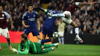 Kiper Paris Saint-Germain asal Italia #01, Gianluigi Donnarumma, melakukan penyelamatan dari kaki penyerang Aston Villa asal Inggris #09 Marcus Rashford selama pertandingan leg kedua perempat final Liga Champions UEFA antara Aston Villa dan Paris Saint-Germain di Villa Park di Birmingham, Inggris bagian tengah, Rabu dini hari WIB (16-4-2025). (FRANCK FIFE /AFP)