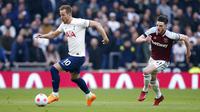 Pemain Tottenham Hotspur Harry Kane (kiri) berebut bola dengan pemain West Ham United Declan Rice pada pertandingan sepak bola Liga Inggris di Tottenham Hotspur Stadium, London, Inggris, Minggu (20/3/2022). Tottenham Hotspur menang 3-1. (AP Photo/David Cliff)
