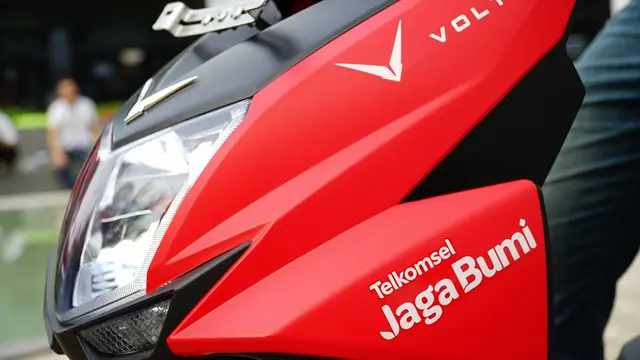 Telkomsel menggandeng Volta menghadirkan program bundling sewa motor listrik, di mana pelanggan akan mendapatkan kuota data mulai dari 800 MB hingga 2 GB sebagai upaya mendukung pengurangan emisi karbon di Indonesia (Telkomsel)