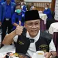 Menggunakan rompi berbahan kulit domba Garut, Ketum PAN Zulkifli Hasan nampak menikmati sajian steak domba empuk khas Garut. (Liputan6.com/Jayadi Supriadin)