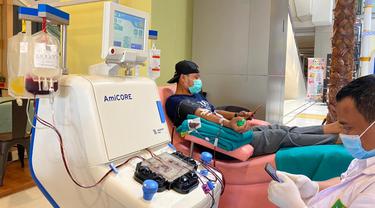 Penyintas Covid-19 mengikuti donor massal plasma konvalesen di Tangcity Mall, Kota Tangerang