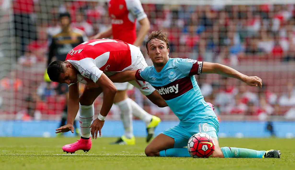 Pemain West Ham, Mark Noble (kanan), berebut bola dengan pemain Arsenal, Alexis Sanchez, dalam pertandingan di Stadion Emirates, London. Minggu (9/8/2015). (Reuters/Eddie Keogh)