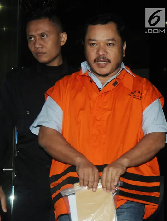 Penyuap Bupati Pakpak Bharat, Hendriko Sembiring dikawal petugas usai menjalani pemeriksaan perdana oleh penyidik di gedung KPK, Jakarta, Selasa (27/11). Hendriko diperiksa sebagai tersangka terkait dengan proyek di Dinas PUPR. (merdeka.com/Dwi Narwoko)