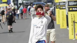 Pebalap Indonesia, Presley Martono, berjalan menuju paddock jelang balapan Formula Renault 2.0 Eurocup di Sirkuit Red Bull Ring, Austria, Minggu (23/7/2017). Presley gagal finis karena ditabrak. (Bola.com/Reza Khomaini)