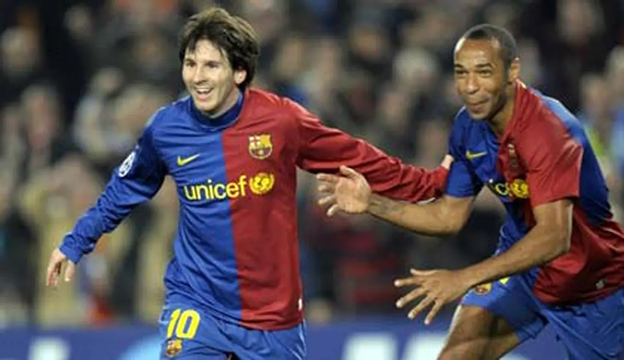 Barcelona's Lionel Messi is congratuled by Thierry Henry after scoring Barelona's third goal against Lyon during their Champions League match at Camp Nou in Barcelona, on March 11, 2009. AFP PHOTO/PHILIPPE DESMAZES