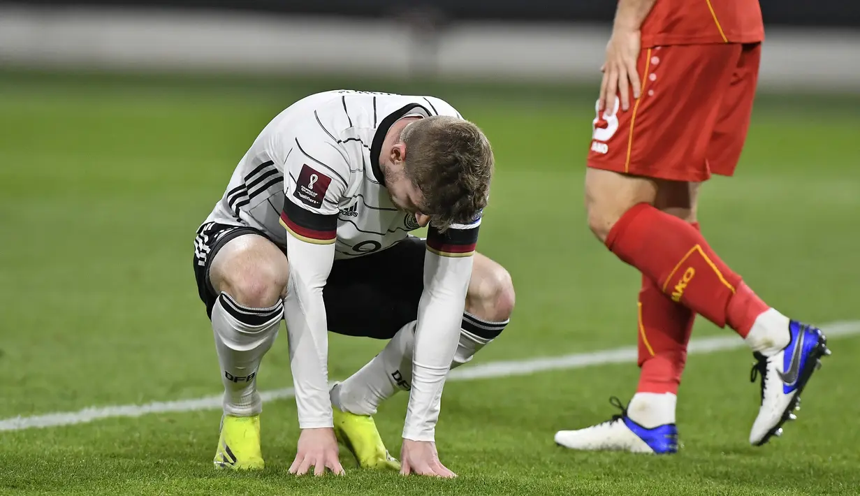Ekspresi kecewa striker Jerman, Timo Werner usai gagal memanfaatkan peluang di depan gawang Makedonia Utara dalam laga lanjutan Kualifikasi Piala Dunia 2022 Zona Eropa Grup J di Duisburg, Jerman, Rabu (31/3/2021). Jerman kalah 1-2 dari Makedonia Utara. (AP/Martin Meissner)