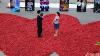Pria di Tiongkok gunakan ribuan cabai untuk melamar pasangannya.