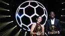 Penyerang Paris Saint-Germain asal Prancis, Ousmane Dembele berfoto bersama gelandang Barcelona asal Spanyol yang menjadi pemenang Ballon d'Or 2024, Aitana Bonmati, berpose setelah menerima penghargaan Ballon d'Or selama upacara penghargaan Ballon d'Or France Football 2025 di Teater du Chatelet, Paris pada 22 September 2025. (Franck FIFE/AFP)