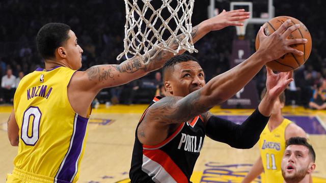 Aksi Damian Lillard saat Blazers melawan Lakers