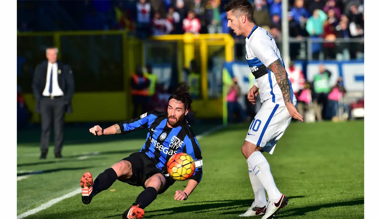 Pemain Inter Milan, Stevan Jovetic (kanan)  berebut bola dengan pemain  Atalanta, Luca Cigarini pada lanjutan Liga Italia Serie A di Stadion Atleti Azzurri; Bergamo; Sabtu (16/1/2016). (AFP Photo/Giuseppe Cacace)