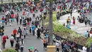 Suasana saat warga beraktivitas di Jalan Jendral Sudirman dan MH Thamrin ketika pelaksanaan car free day (CFD) di Jakarta, Minggu (11/2). Meski sempat diguyur hujan, warga tetap antusias beraktivitas. (Liputan6.com/Immanuel Antonius)