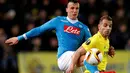 Pemain Villarreal, Roberto Soldado (kanan), berebut bola dengan pemain Napoli, Manolo Gabbiadini, pada laga leg pertama 32 besar Liga Europa di Stadion Camp El Madrigal, Jumat (19/2/2016) dini hari WIB. (AFP/Jose Jordan)