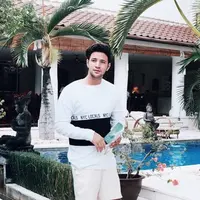 Ammar Zoni mendapat kesempatan berharga saat mengunjungi sebuah tempat di pedalaman Nusa Tenggara Barat. Kesempatan itu pun dijadikan sebagai ajang berbagi pengalaman dengan murid-murid yang ada di sana. (Foto: instagram.com/ammarzoni)