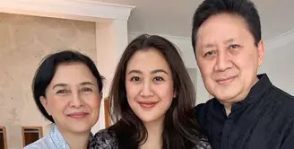 Pasca bercerai, Sherina Munaf tahun ini memilih lebaran bersama kedua orangtuanya. Ia pun mengunggah beberapa foto ketika merayakan lebaran. [@sherinamunaf]