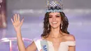 Miss Meksiko Vanessa Ponce de Leon, 26 tahun, tersenyum sambil melambaikan tangan setelah  terpilih menjadi pemanang Miss World 2018 ke-68 di Sanya di Pulau Hainan, Tiongkok (8/12). (AFP Photo/Greg Baker)