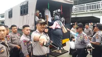 Polresta Bogor Kota menyediakan tiga unit armada bantuan untuk mengangkut calon penumpang KRL. (Liputan6.com/Achmad Sudarno)