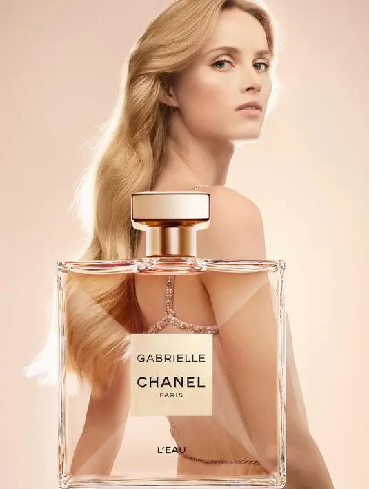 Di dalam botol persegi tunggal yang dibuat dari kaca ultra tipis,  GABRIELLE CHANEL L'EAU tampil dalam warna baru yang cerah  emas krem [Dok/Chanel].