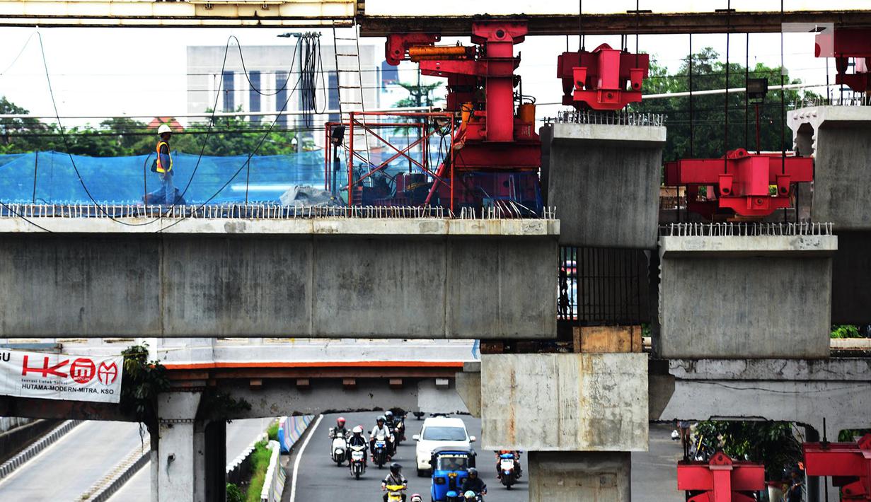 Suasana proyek pembangunan Double-Double Trek (DDT) jalur kereta api di Jatinegara, Jakarta, Kamis (31/1). Pembangunan double track dilakukan sepanjang 35 kilometer dari Stasiun Manggarai, Jatinegara dan Cikarang. (Merdeka.com/Imam Buhori)