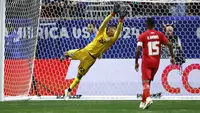 Folarin Balogun mencetak gol pertama timnya saat kiper Panama Orlando Mosquera menyelam tetapi gagal menghentikan bola selama pertandingan sepak bola grup C turnamen Copa America 2024 Conmebol 2024 antara Panama dan Amerika Serikat di Stadion Mercedes Benz di Atlanta, Georgia, pada 27 Juni 2024.EDUARDO MUNOZ / AFP