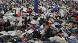 Berbagai kebutuhan sandang hasil donasi untuk korban Harvey dikumpulkan di George R. Brown Convention Center, Selasa (29/8). Ratusan relawan membantu aksi penggalangan dana sejak Sabtu (26/8) waktu setempat. (Elizabeth Conley/Houston Chronicle via AP)