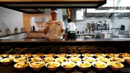 Seorang chef membuat mi ramen khas Jepang di rumah makan Yoisho Ramen, Jakarta Selatan. Masakan khas Jepang mengembangkan resep kuno dengan bahan lokal. (Liputan6.com/Fery Pradolo)