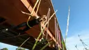 Anggota Teater Sirkus Triko menampilkan tarian hammock di udara dengan menggantung dari Jembatan Mladost di atas Sungai Sava, Zagreb, Kroasia, 11 Juni 2020. (Xinhua/Pixsell/Borna Filic)