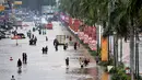 Hujan yang mengguyur Jakarta sejak Minggu (8/2) lalu, mengakibatkan tingginya genangan air di kawasan Kelapa Gading. Tampak jalan di kawasan tersebut terputus akibat genangan air yang tinggi, Jakarta, Selasa (10/2/2015). (Liputan6.com/Faizal Fanani)