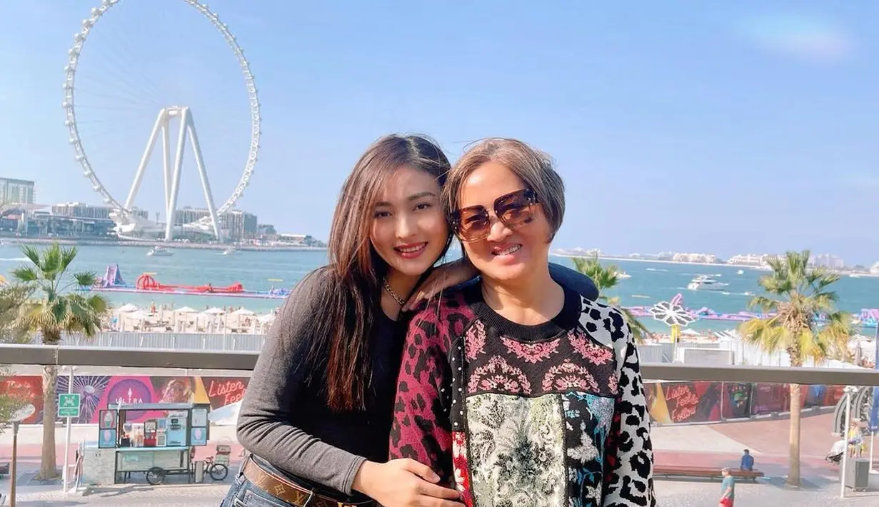 Natasha Wilona bersama sang ibunda berpose dengan latar Bianglala besar serta laut yang membatasinya. (Foto: Instagram/@natashawilona12)