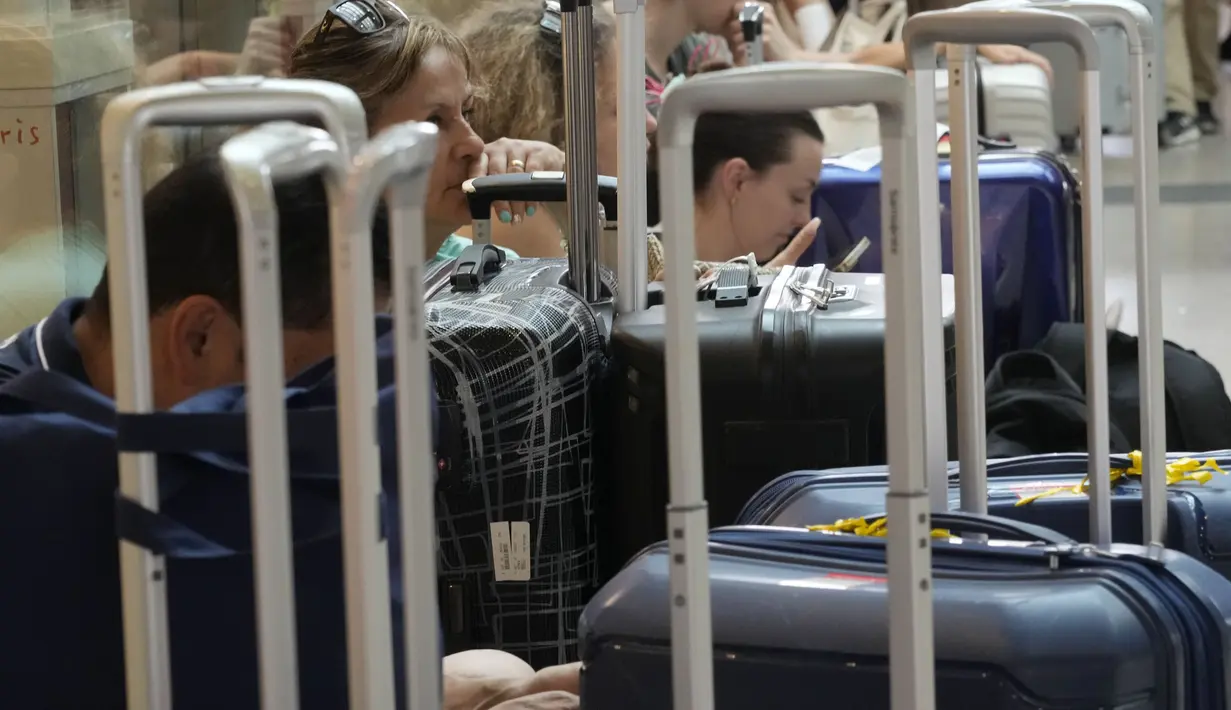 Kereta api di seluruh negeri berhenti selama 12 jam pada hari Kamis setelah pemogokan nasional oleh para pekerja di Italo dan operator kereta api milik negara, Trenitalia. (AP Photo/Gregorio Borgia)