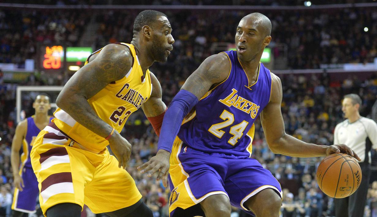 Pemain Cleveland Cavaliers forward LeBron James (23) menghadang gerakan pemain Los Angeles Lakers, Kobe Bryant pada laga NBA di Quicken Loans Arena, Kamis (11/2/2016) WIB.  (David Richard-USA TODAY Sports/Reuters)