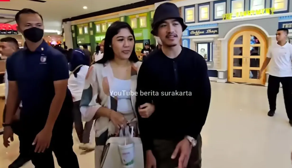 Kaesang mengaku bisa maju di pemilihan Sleman atau Solo. Terkait keputusan sang suami, Erina yang mendampingi mengaku sangat mendukung langkah suaminya. [Youtube/berita surakarta]