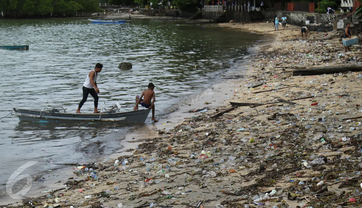 Warga menyandarkan sampan usai berlayar, di pinggir pantai Pulau Bunaken, Manado, Sabtu (18/12). Permasalahan sampah destinasi wisata nomor satu di Sulawesi Utara itu menjadi masalah klasik yang tak pernah terpecahkan. (Liputan6.com/Fery Pradolo)