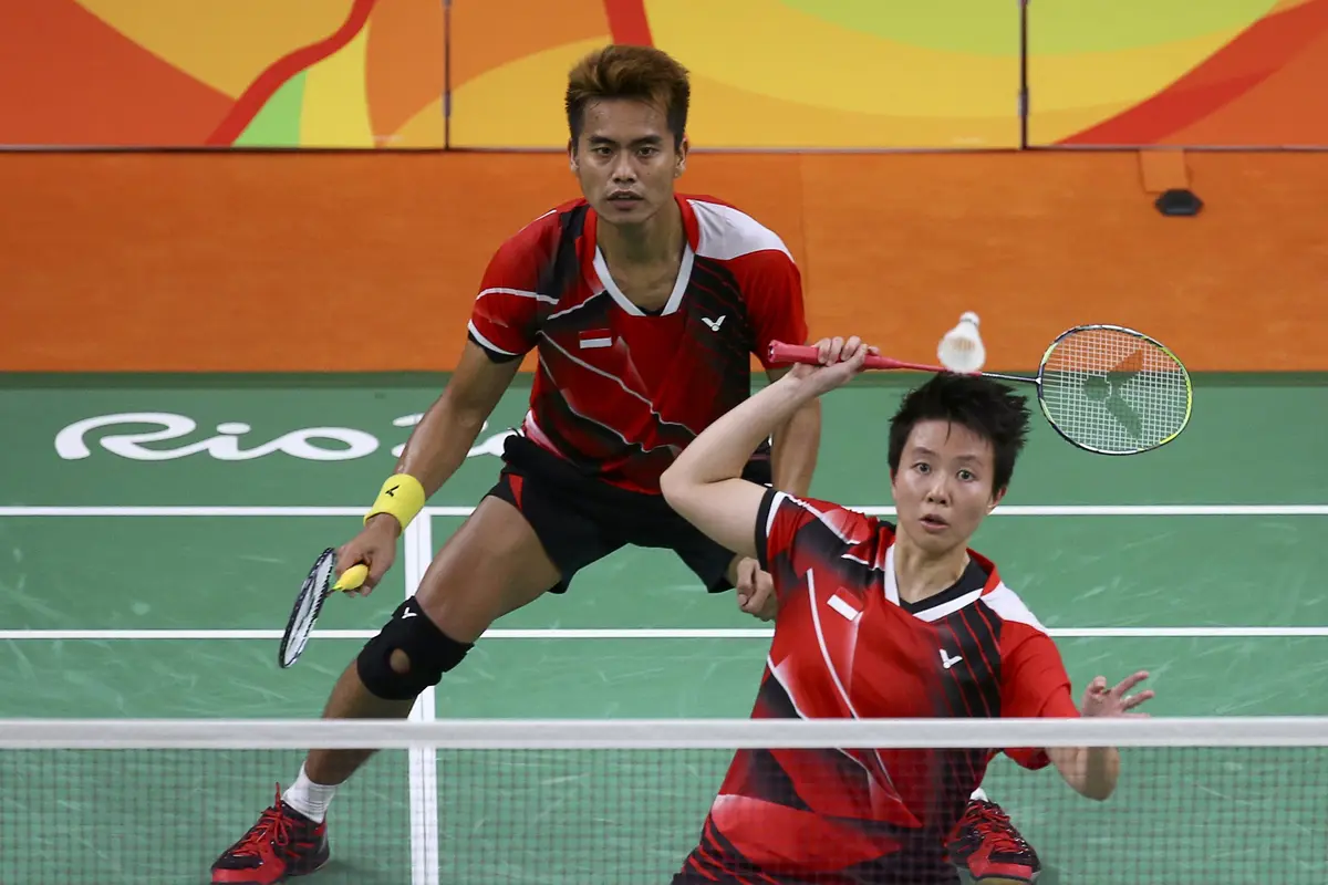 Pasangan ganda campuran Indonesia, Tontowi Ahmad/Liliyana Natsir, saat menghadapi ganda campuran Malaysia, Chan Peng Soon/Goh Liu Ying, di final cabang bulutangkis Olimpiade Rio de Janeiro 2016 (Reuters).