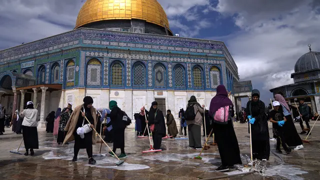 Bersih-Bersih Kompleks Masjid Al Aqsa Sambut Bulan Suci Ramadan