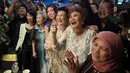 Reaksi ibu dari Michelle Yeoh, Janet Yeoh (kedua kanan) merayakan setelah putrinya menang untuk kategori aktris terbaik (Actress in Leading Role) selama Academy Awards ke-95 di Los Angeles, seperti yang terlihat dalam acara tayangan langsung di sebuah bioskop di Kuala Lumpur, Malaysia, Senin (13/3/2023). Kemenangan bersejarah ini menandakan aktris Asia pertama yang meraih penghargaan Piala Oscar untuk aktris terbaik di Academy Awards. (AP Photo/Vincent Thian)