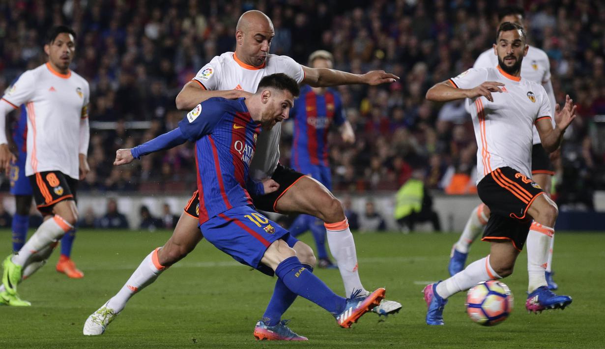 Bintang Barcelona, Lionel Messi, berusaha mengirim umpan saat melawan Valencia. Bermain di kandang, La Blaugrana menguasai jalannya laga dengan statistik penguasaan bola mencapai 73 persen. (AP/Manu Fernandez)