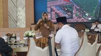 Bupati Siak Afni Zulkifli dalam dialog pemangku kepentingan menyelesaikan konflik lahan di Kabupaten Siak antara perusahaan dengan masyarakat. (Liputan6.com/M Syukur)