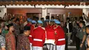 Anggota Paspampres mengangkat peti jenazah Presiden RI ke-3 BJ Habibie saat tiba di rumah duka Patra Kuningan Jakarta, Rabu (11/9/2019). Jenazah disambut keluarga, kerabat, dan pelayat yang sudah menunggu untuk disemayamkan di rumah duka sebelum dimakamkan di TMP Kalibata. (Liputan6.com/Angga Yuniar