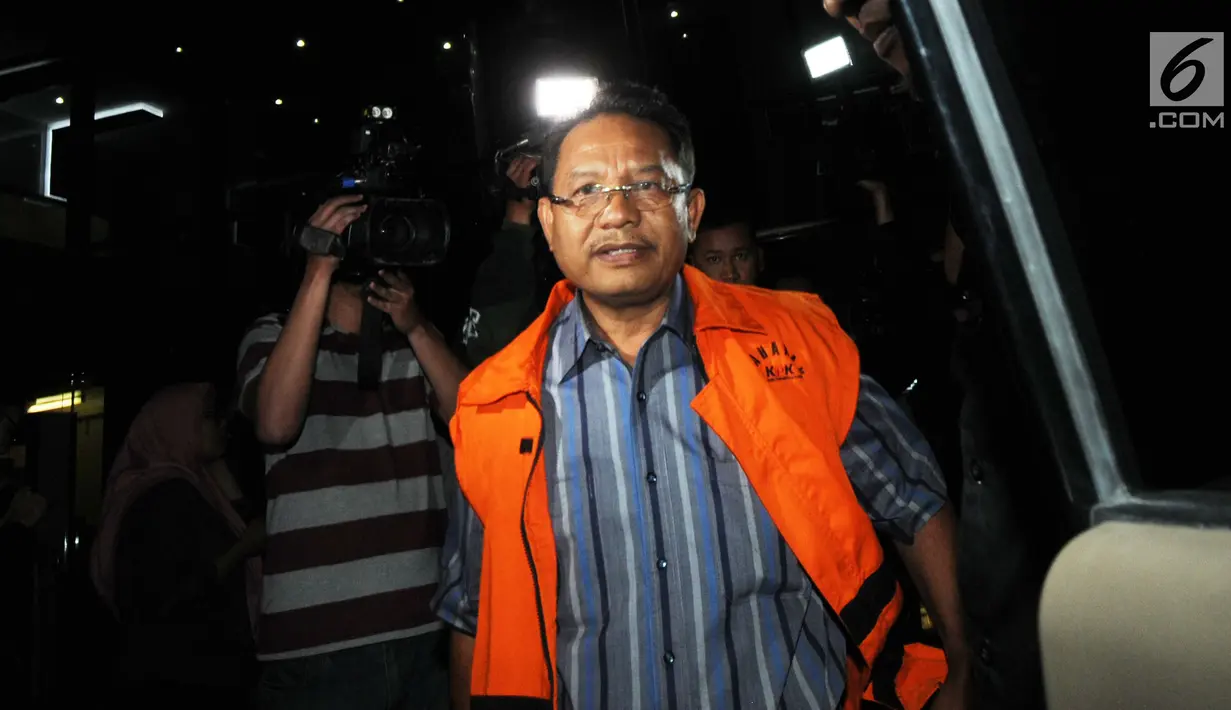 Mantan anggota DPRD Sumatera Utara, Tahan Manahan Panggabean mengenakan rompi tahanan menunju mobil tahanan usai menjalani pemeriksaan di gedung KPK, Jakarta, Senin (13/8). (Merdeka.com/Dwi Narwoko)