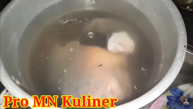 Tanpa Dibakar atau Dikerok, Ini Cara Bersihkan Bulu pada Kikil Sapi