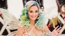 Cantiknya Katy Perry dengan unicorn hair saat natal. Katy Perry tampil layaknya seorang peri disalah satu acara (sumber: Liputan6.com/IG/@katyperry)