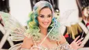 Cantiknya Katy Perry dengan unicorn hair saat natal. Katy Perry tampil layaknya seorang peri disalah satu acara (sumber: Liputan6.com/IG/@katyperry)