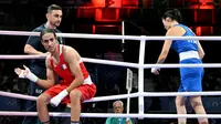 Petinju Aljazair, Imane Khelif (kiri), setelah pertarungan melawan petinju Italia, Angela Carini, pada pertarungan kelas 66 kg wanita di North Paris Arena, Villepinte, Kamis (1/8/2024). (AFP/Mohd Rasfan)