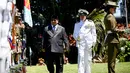 Pertemuan  Presiden Prabowo Subianto dan PM Australia Anthony Albanese sekaligus mempertegas komitmen kedua negara dalam menjaga stabilitas dan perdamaian kawasan Indo-Pasifik. Tampak dalam foto, Presiden Indonesia Prabowo Subianto (tengah) memeriksa pasukan kehormatan di Admiralty House di Sydney, Australia, pada Rabu 12 November 2025. (BIANCA DE MARCHI/POOL/AFP)
