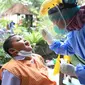 Dinkes Kota Tangerang menggelar swab acak di 50 sekolah. (Liputan6.com/Pramita Tristiawati)