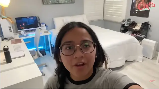8 Potret Minimalis Kamar Cinta Kuya di Amerika, Pajang Foto Bareng Pacar