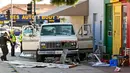 Petugas memeriksa mobil van yang menabrak kerumunan orang di depan sebuah restoran di Los Angeles, Amerika Serikat, Minggu (30/7). Sopir van itu merupakan seorang pria berusia 39 tahun dan saat ini kondisinya baik-baik saja. (AP Photo/Damian Dovarganes)